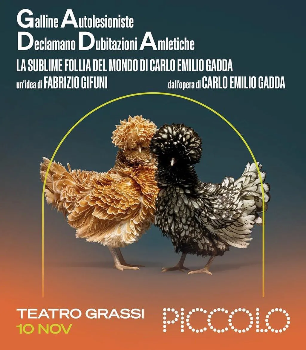 immagine per La locandina di G.A.D.D.A.– Galline Autolesioniste Declamano Dubitazioni Amletiche (la sublime follia del mondo di Carlo Emilio Gadda). Un’idea di Fabrizio Gifuni dall’opera di Carlo Emilio Gadda. 10 novembre 2023, Milano, Piccolo Teatro Grassi. Produzione: Cadmo Associazione Culturale