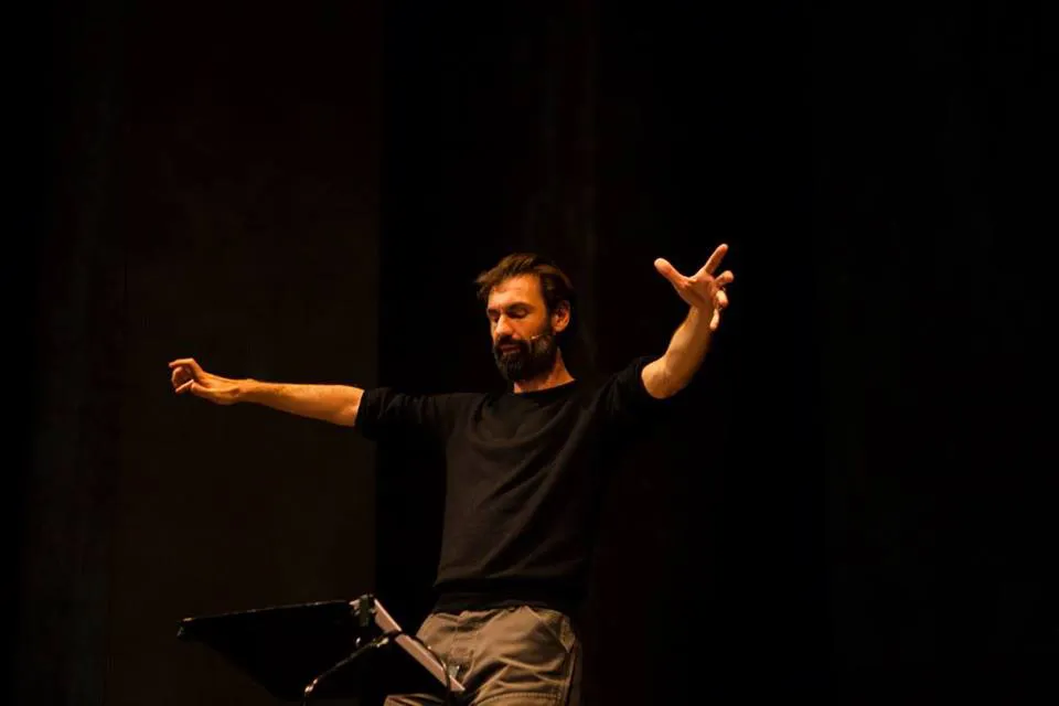 immagine per Fabrizio Gifuni in Il dio di Roserio di Giovanni Testori. Studio sul primo capitolo, Milano, Teatro Franco Parenti in occasione del Premio Testori – Prima lettura: 13 Dicembre 2015. Roma, Teatro Vascello – 9 e 10 marzo 2017. Milano, Teatro Franco Parenti – dal 3 al 6 maggio 2017. © https://fabriziogifuni.it/il-dio-di-roserio/
