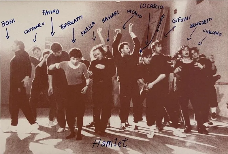 immagine per Fabrizio Gifuni e i compagni di corso dell’Accademia Nazionale d’Arte drammatica “Silvio d’Amico” alle prove di Amleto con la regia di Orazio Costa per il diploma (1991/1992) al Teatro Studio “Eleonora Duse” in Via Vittoria a Roma. ©Pino Le Pera. Immagine proiettata in Il paradigma amletico nelle ultime lezioni di Orazio Costa