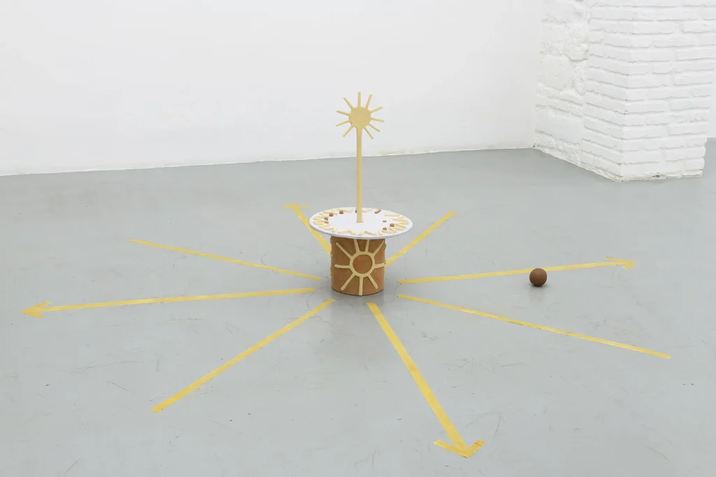 immagine per Maja Excher, viagem do sol – sun's journey, 2026, argilla bianca, argilla rossa, tessuto tinto con pigmenti naturali/faience, red clay, fabric dyed with earth pigments, 60 cm, ø40 cm. Ph. Giorgio Benni Courtesy l’Artista e Monitor Rome|Lisbon|Pereto(AQ)