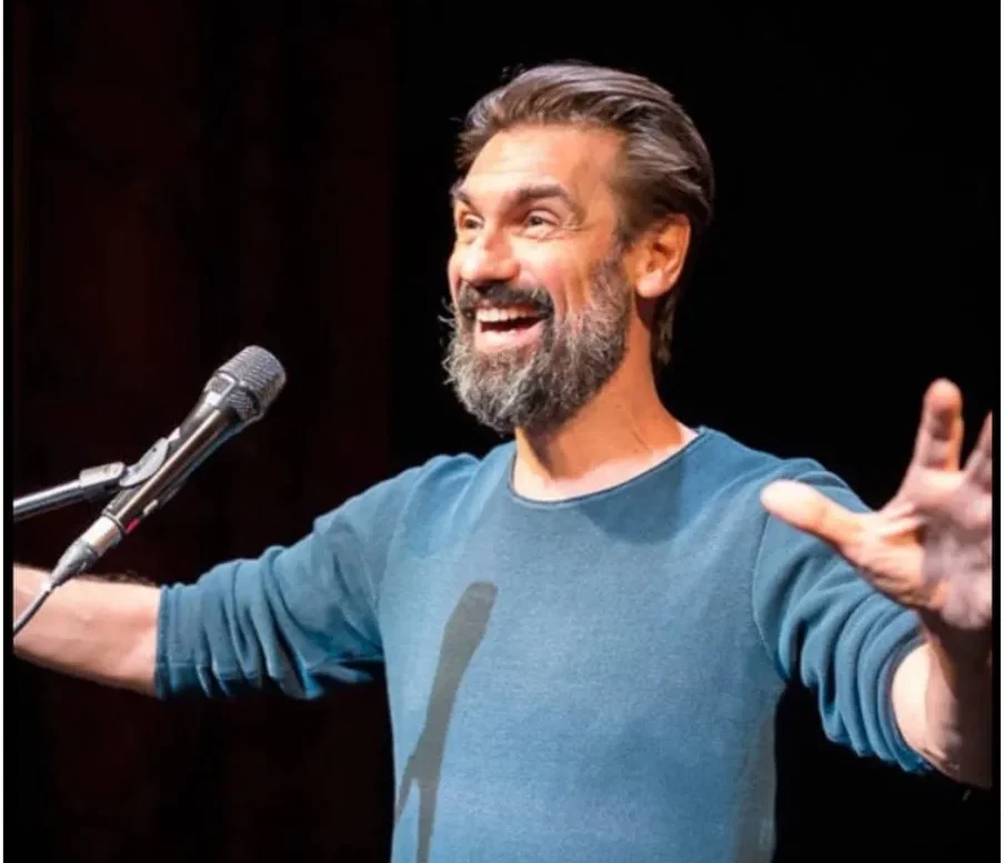 immagine per Fabrizio Gifuni in scena durante l’Hamlet creato per l’Istituto italiano di cultura a Londra nel giugno 2019 nell’ambito di una rassegna sulla scena contemporanea italiana. L’Hamlet andò in scena al Coronet Theatre di Londra. Immagine proiettata durante Il paradigma amletico nelle ultime lezioni di Orazio Costa ©Fabrizio Gifuni https://www.instagram.com/p/DNTCZFjI3GN/?img_index=2