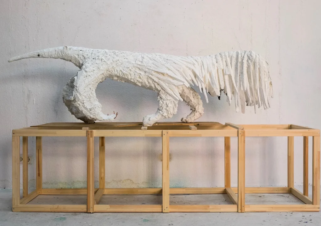 immagine per Lin May Saeed, Ameisenbär/Anteater, 2018 Styropor, Stahl, Acrylfarbe, Holzkohle 130 × 224 × 49 cm