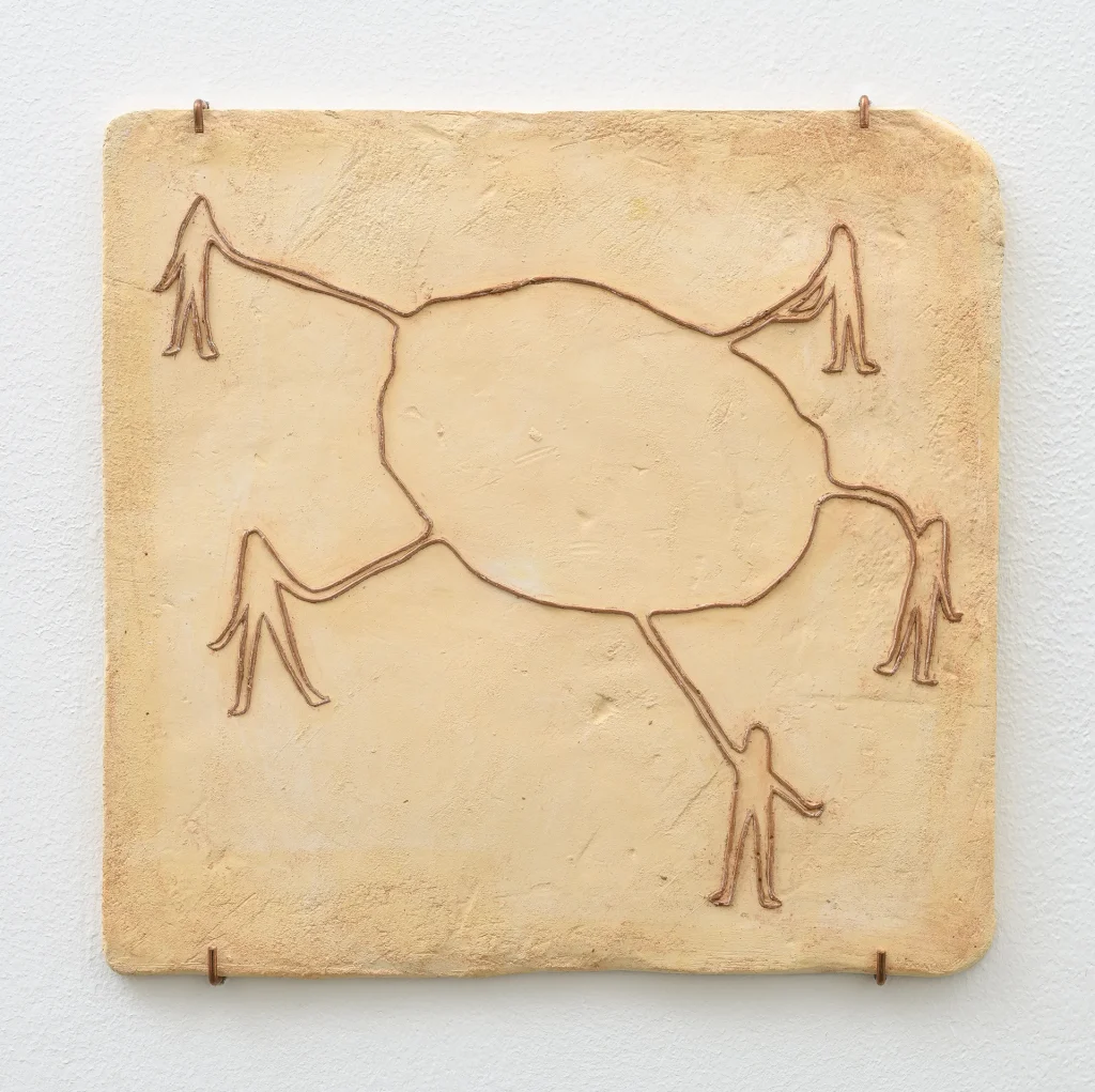 immagine per Maja Escher, transporte do sol II – transport of the sun II, 2026, argilla bianca, argilla rossa, ossidi/faience, red clay, oxides, 30 x 26 x 1 cm. Ph. Giorgio Benni Courtesy l’Artista e Monitor Rome|Lisbon|Pereto(AQ)