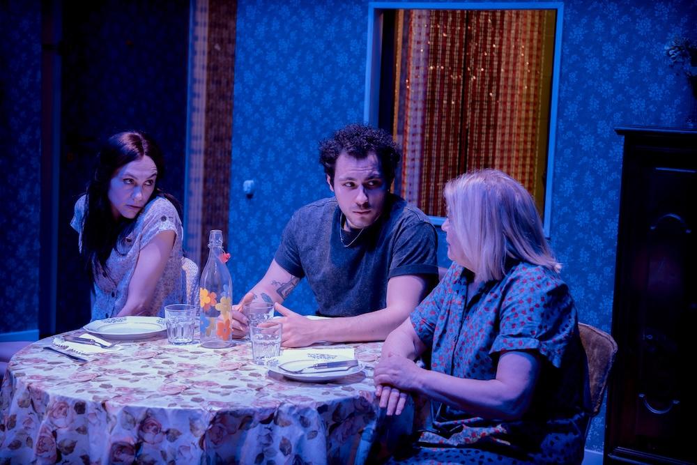 immagine per Il Raggio bianco di Sergio Pierattini, regia Arturo Cirillo, con Milvia Marigliano, Linda Gennari e Raffaele Barca. Teatro Elfo Puccini, Milano - foto: Giulia Ferrando