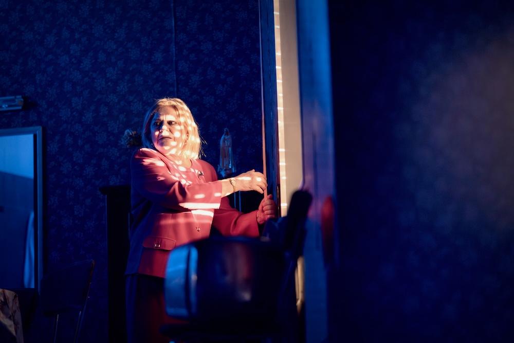 immagine per Il Raggio bianco di Sergio Pierattini, regia Arturo Cirillo, con Milvia Marigliano, Linda Gennari e Raffaele Barca. Teatro Elfo Puccini, Milano - foto: Giulia Ferrando