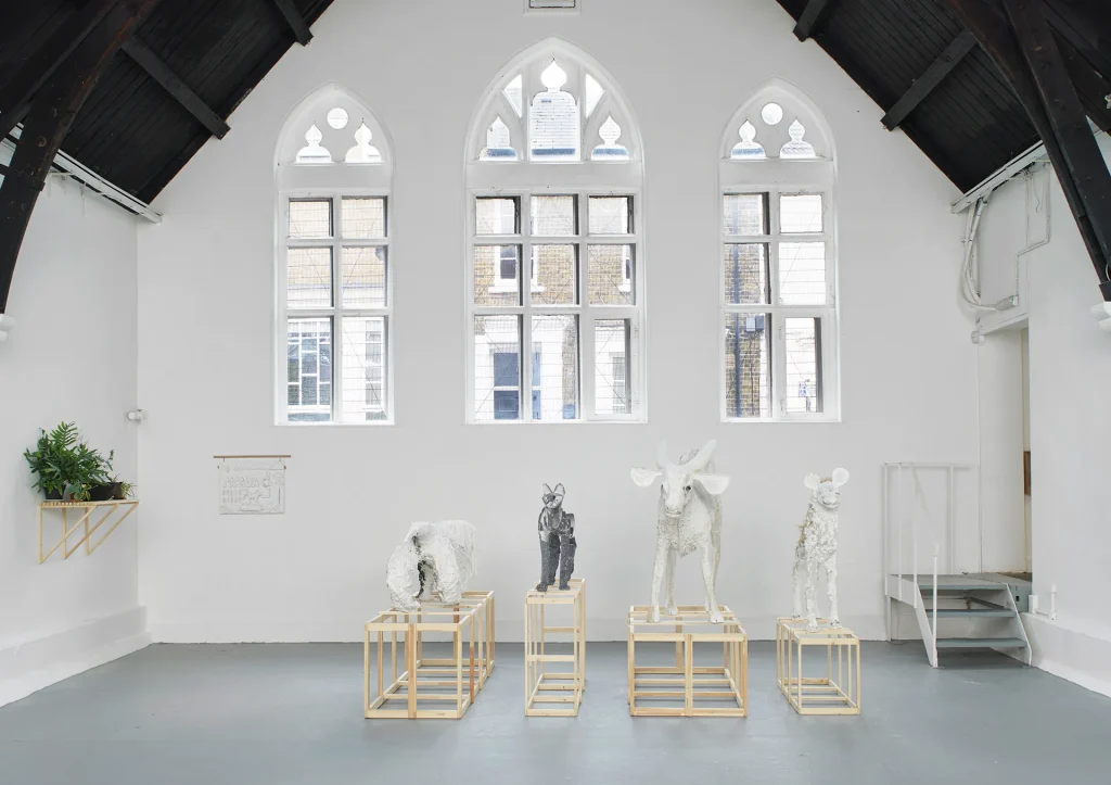 immagine per Lin May Saeed, Ausstellungsansicht, Biene, Studio Voltaire, London, 2018, Foto: Andy Keate. Courtesy Nachlass Lin May Saeed; Chris Sharp Gallery, Los Angeles; Jacky Strenz, Frankfurt/Main