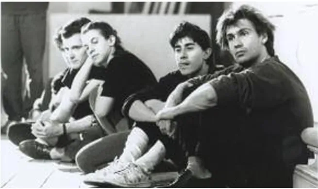 immagine per Fabrizio Gifuni, Luigi Lo Cascio e i loro compagni di classe durante una lezione di Orazio Costa su Amleto, 1992. ©«Ridotto», 10/11, ottobre/novembre 2012, numero monografico dedicato a Orazio Costa, p. 42, disponibile sul sito dell’artista: https://fabriziogifuni.it/orazio-costa/. Immagine proiettata in Il paradigma amletico nelle ultime lezioni di Orazio Costa