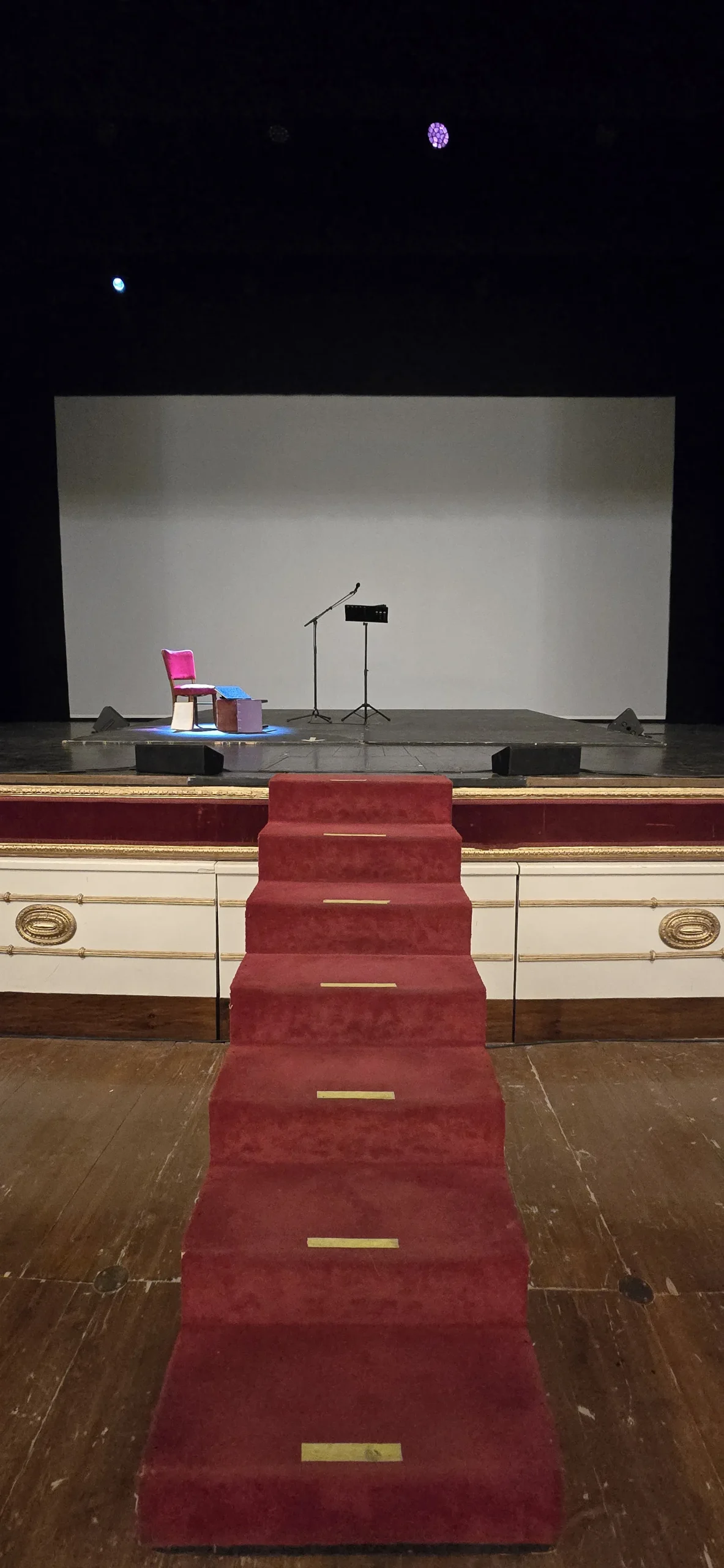 immagine per Il palco del Teatro della Pergola per il debutto di Il paradigma amletico nelle ultime lezioni di Orazio Costa, di e con Fabrizio Gifuni. Firenze, 12 aprile 2026. ©Floriana Conte