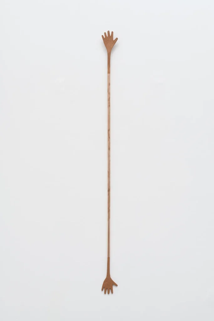 immagine per Maja Escher, mãos-hands, 2026, tubo in rame, argiulla rossa/copper tube, red clay, 143 x 9 cm. Ph. Giorgio Benni Courtesy l’Artista e Monitor Rome|Lisbon|Pereto(AQ)