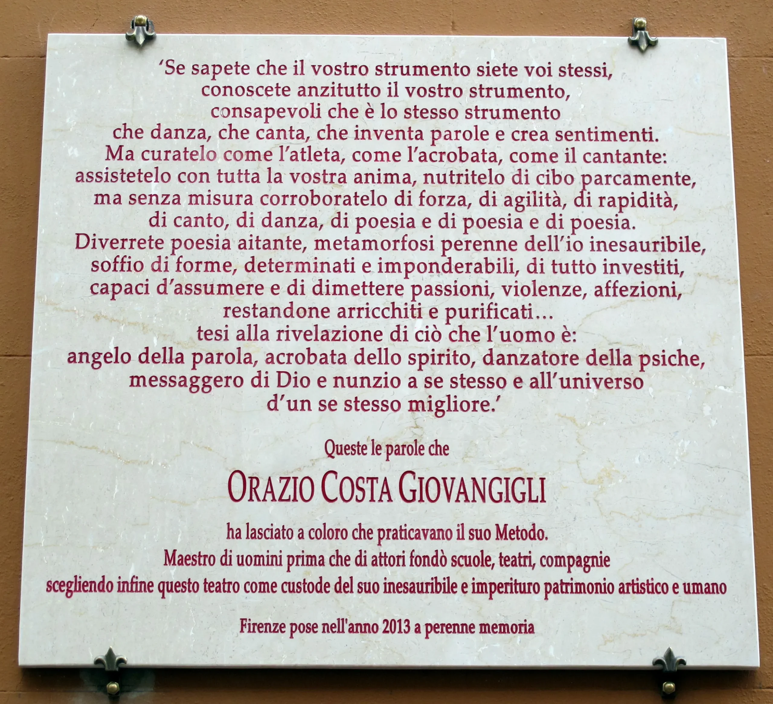 immagine per La targa in onore di Orazio Costa posta dal 2013 al Teatro della Pergola, il cui testo contiene un appunto del 6 novembre 1989 dal Quaderno 39 di Costa recitato in Il paradigma amletico nelle ultime lezioni di Orazio Costa