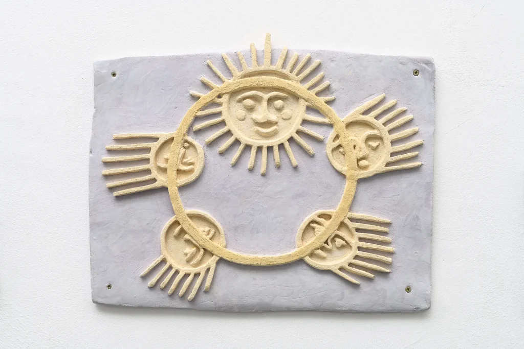 immagine per Maja Escher, cinco sóis ou a energia do cabelo – five suns or the energy of the hair, 2026, argilla bianca, ossidi/faience, oxides, 36 x 29 x 1 cm. Ph. Giorgio Benni Courtesy l’Artista e Monitor Rome|Lisbon|Pereto(AQ)