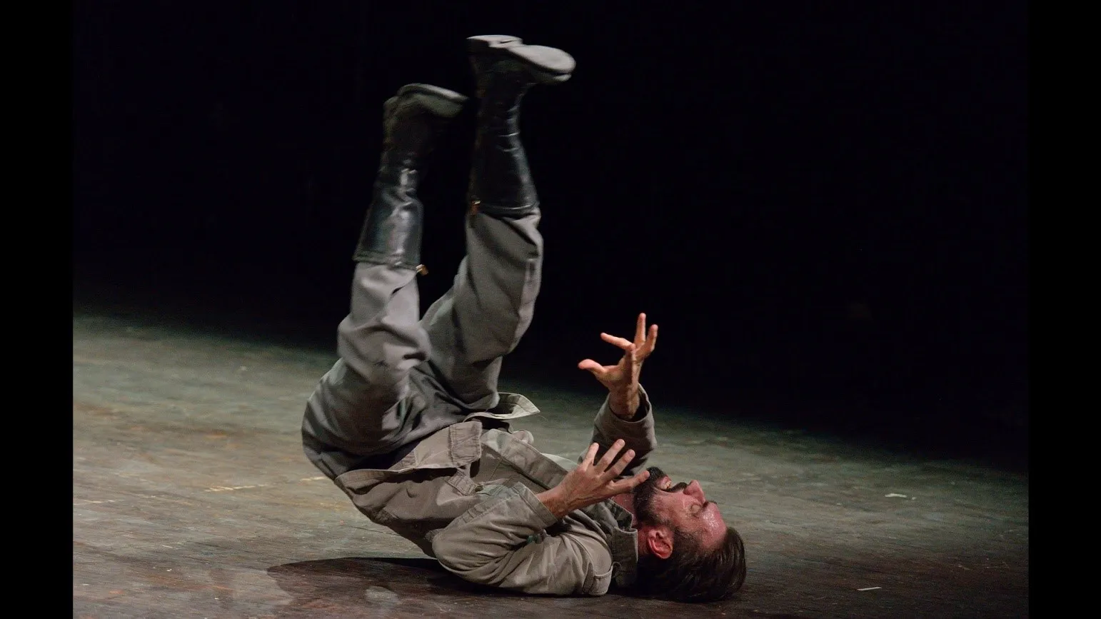 immagine per Fabrizio Gifuni in L’ingegner Gadda va alla guerra, o della tragica storia di Amleto Pirobutirro. Un’idea di Fabrizio Gifuni, da Carlo Emilio Gadda e William Shakespeare. Regia di Giuseppe Bertolucci. 2010. Produzione: Fabrizio Gifuni. Produzione esecutiva: Solares – Fondazione delle Arti. © Filippo Manzini. Immagine proiettata durante Il paradigma amletico nelle ultime lezioni di Orazio Costa