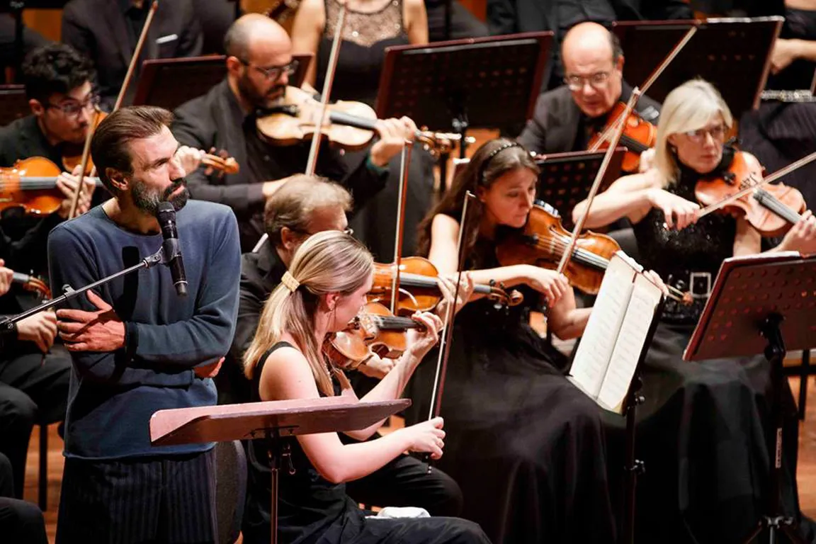 immagine per Fabrizio Gifuni in Concerto per Amleto, 8 ottobre 2016, con l’Orchestra Sinfonica Abruzzese, Roma, Auditorium Parco della Musica. Produzione Le Vie dei Festival e Istituzione Sinfonica Abruzzese ©Musacchio, Ianniello & Pasqualini