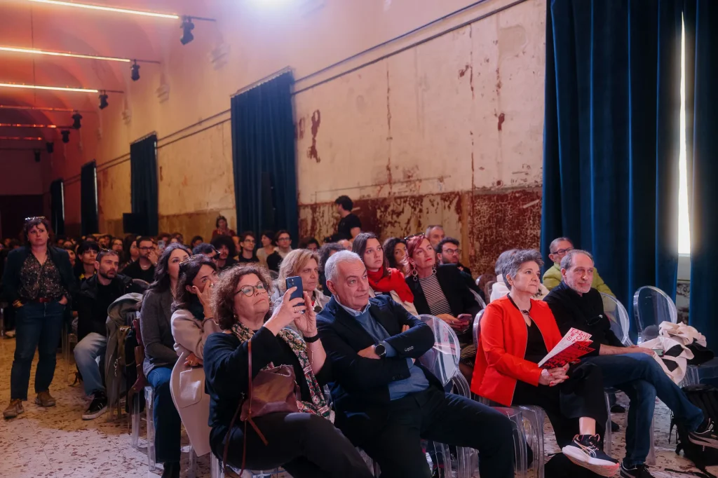 immagine per Desina04, pubblico dell'inaugurazione - ph 327 Studio