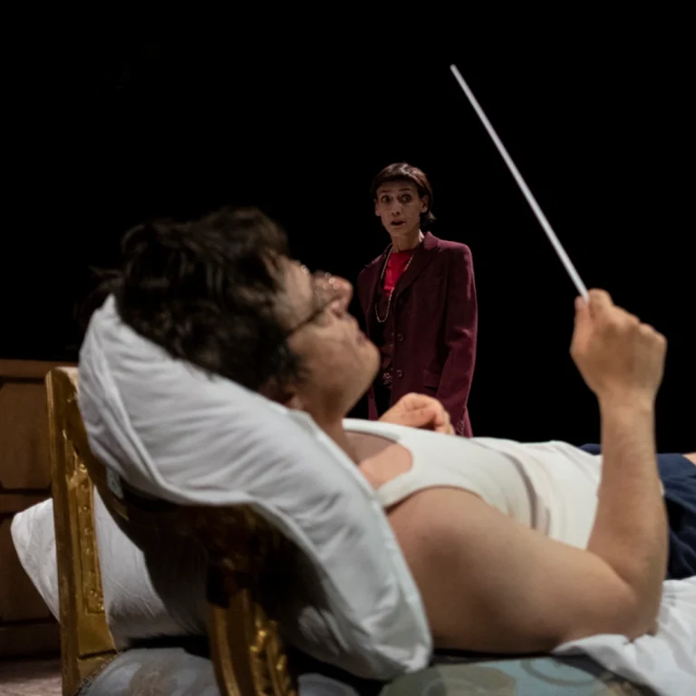 immagine per Stanza con compositore, donne, strumenti musicali, ragazzo