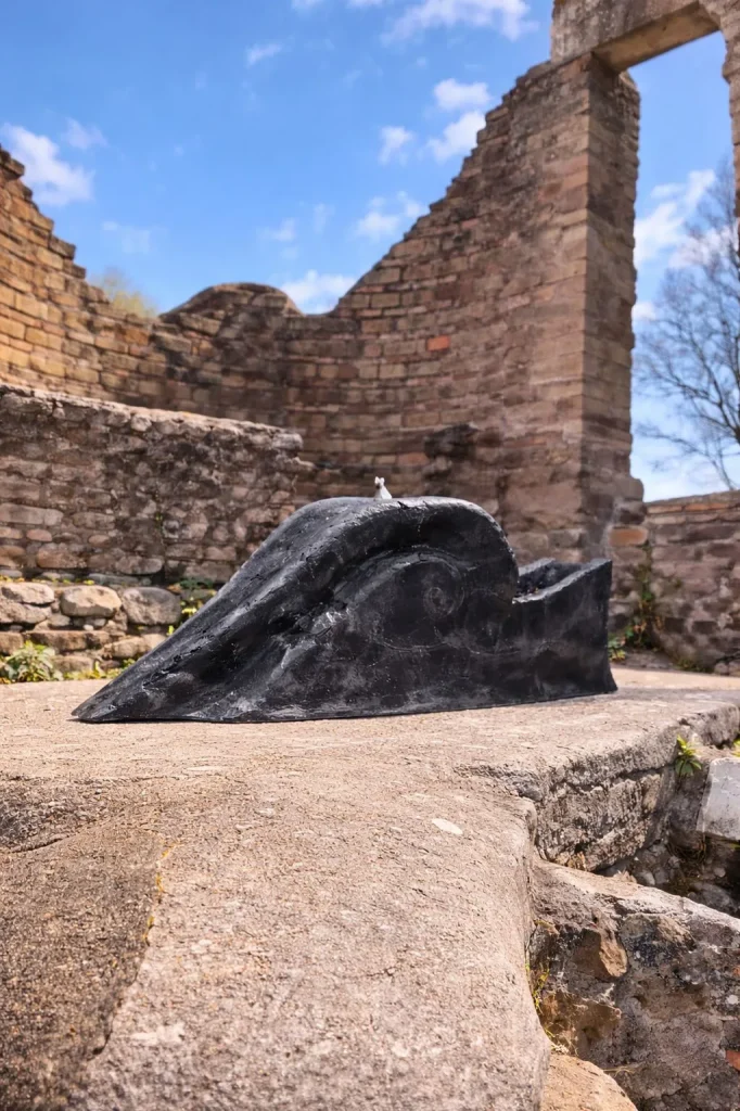 immagine per Natalia Romik, Progetto per Flickering architecture, 2026, cera d’api, Parco archeologico di Ostia antica, Sinagoga, Arte in Memoria 12