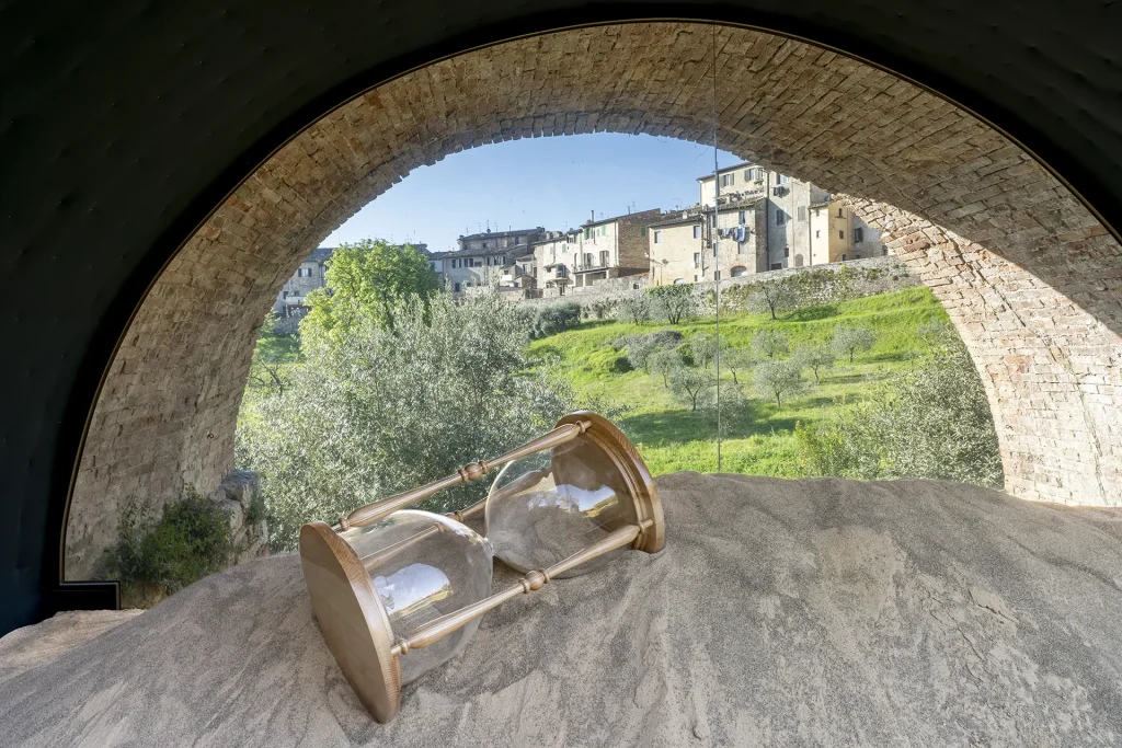 immagine per Leandro Erlich, Sotto Gli Archi del Tempo ©ELA BIALKOWSKA OKNO studio. Courtesy Associazione Arte Continua