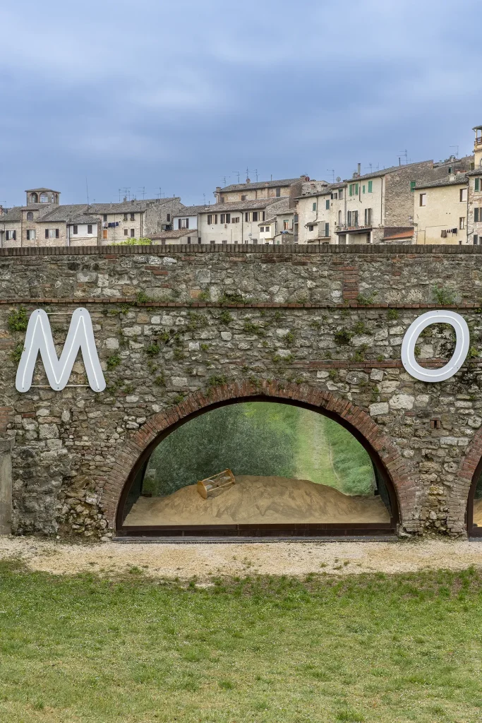 immagine per Leandro Erlich, Sotto Gli Archi del Tempo ©ELA BIALKOWSKA OKNO studio. Courtesy Associazione Arte Continua