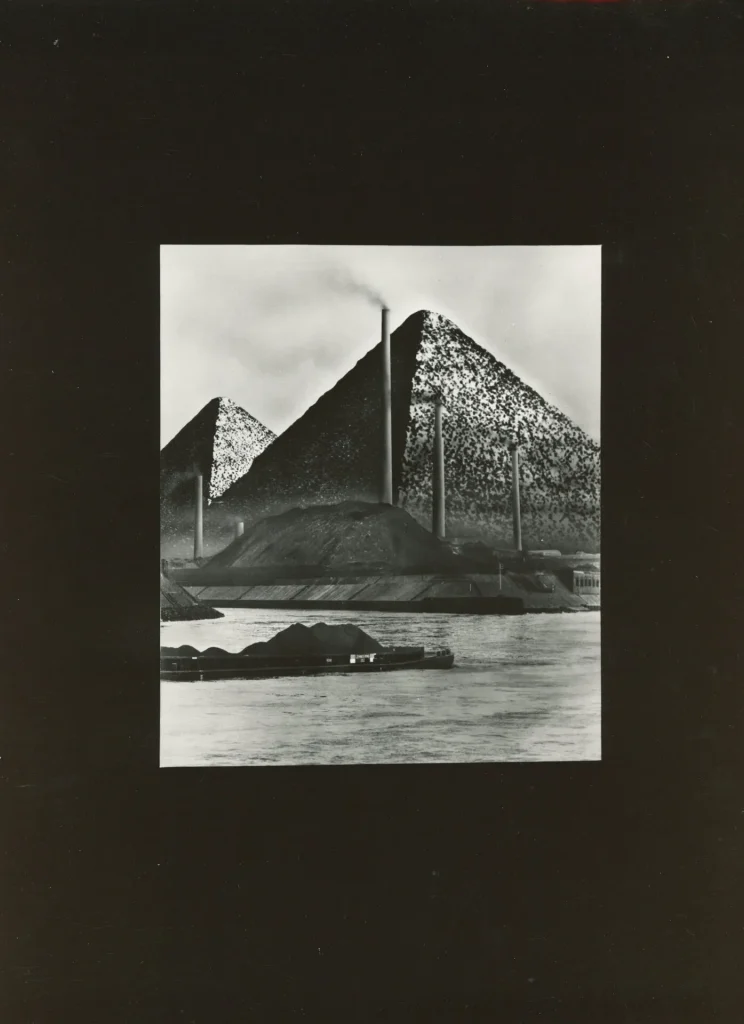 immagine per Piramidi di scorie, 1979, fotomontaggio. Courtesy Archivio Francesco Somaini / Fondazione Francesco Somaini Scultore ETS