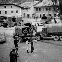 immagine per Statunitensi e partigiani a Piazza S.Trinità oggi Piazza Von Kurz a Villabassa -1945