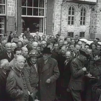 immagine per Foto di gruppo davanti al Hotel Lago di Braies 4 maggio 1945 (con il cappotto ed il cappello Fritz Thyssen)