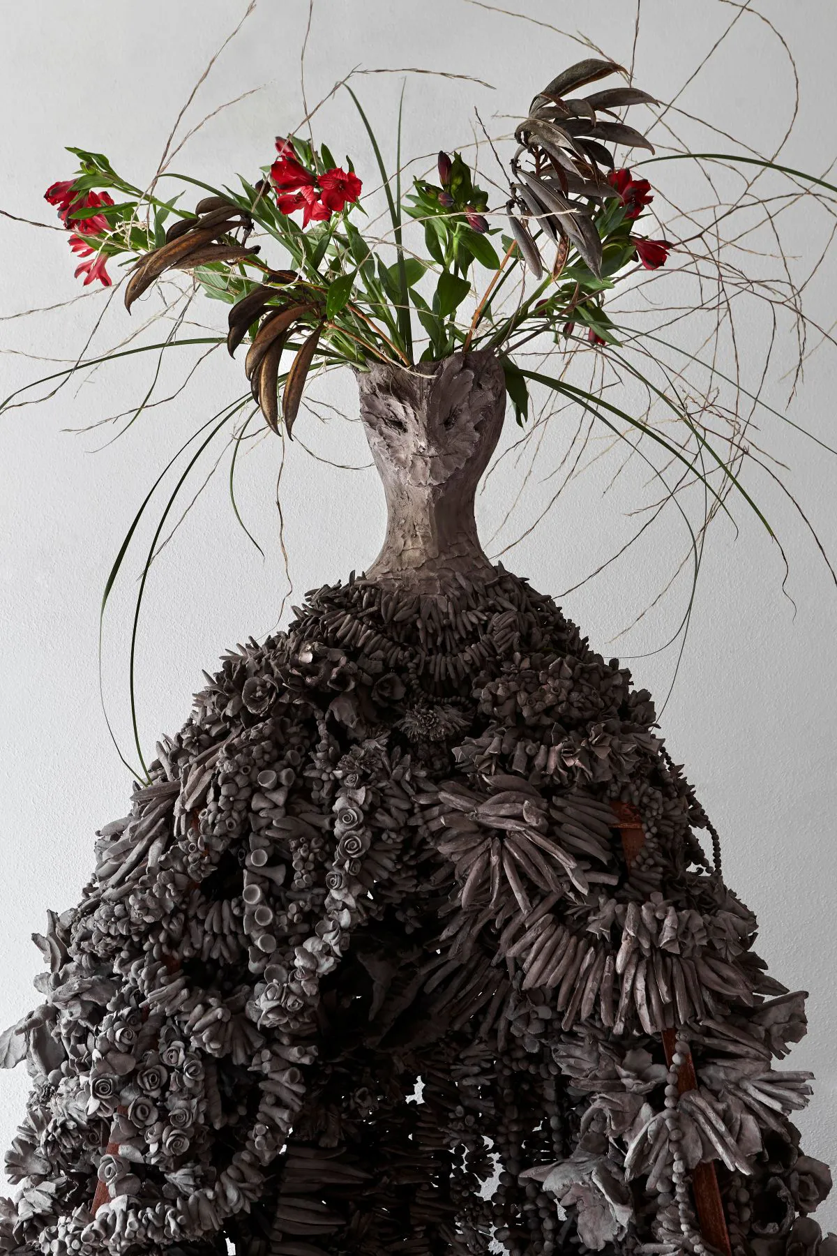 immagine per Sister (Capanna), 2022, terracotta nera, ferro, fiori freschi e secchi, 220x140x150 cm (dimensioni variabili), collezione privata