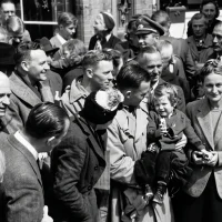 immagine per Foto originale degli ostaggi liberati restaurata in AI - Paolo Di Pasquale