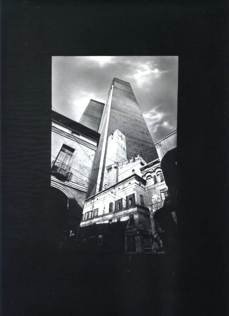 immagine per Torri: i simboli minacciosi del potere non cambiano, 1977, fotomontaggio. Courtesy Archivio Francesco Somaini / Fondazione Francesco Somaini Scultore ETS