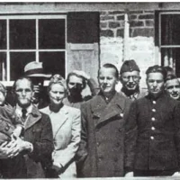 immagine per in prima fila Miklos Kallay, Peter Schell, Martin Niemöller con in braccio la piccola Sissy Schuschnigg, Vera von Schuschnigg, il principe Federico di Prussia