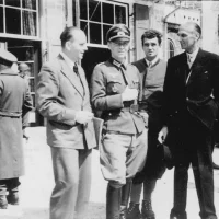 immagine per Gli ostaggi, al centro il colonnello Bogislaw von Bonin e a destra Sigismund Payne Best subito dopo la liberazione, di fronte all'hotel Pragser Wildsee presso il lago di Braies il 5 maggio 1945.