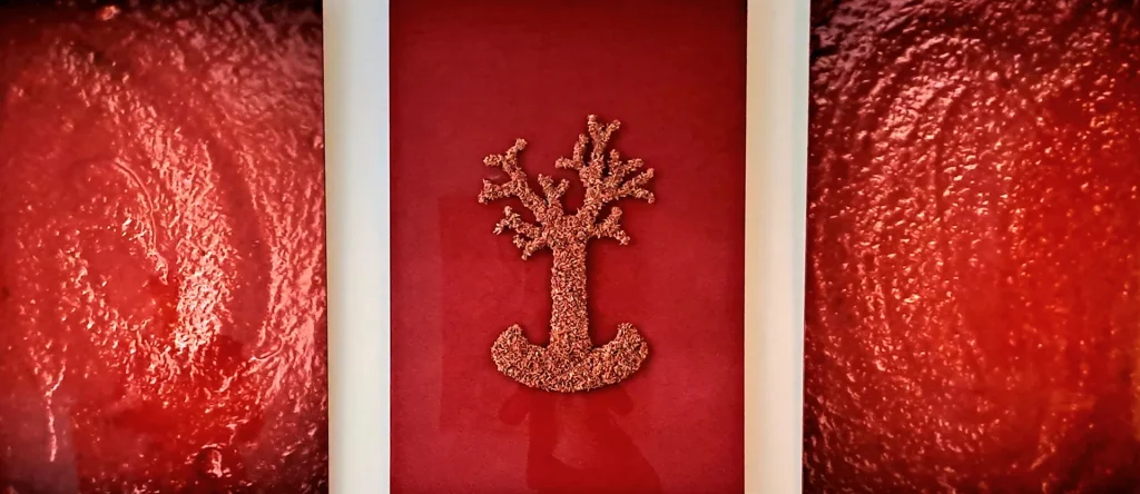 immagine per Enza Monetti - Cuore (al centro del trittico), plexiglass, corallo, legno, pittura. anno 2026 - laterali 2 Cibus Matris - cibachrome - 2002 - 70x100 cm. ognuno