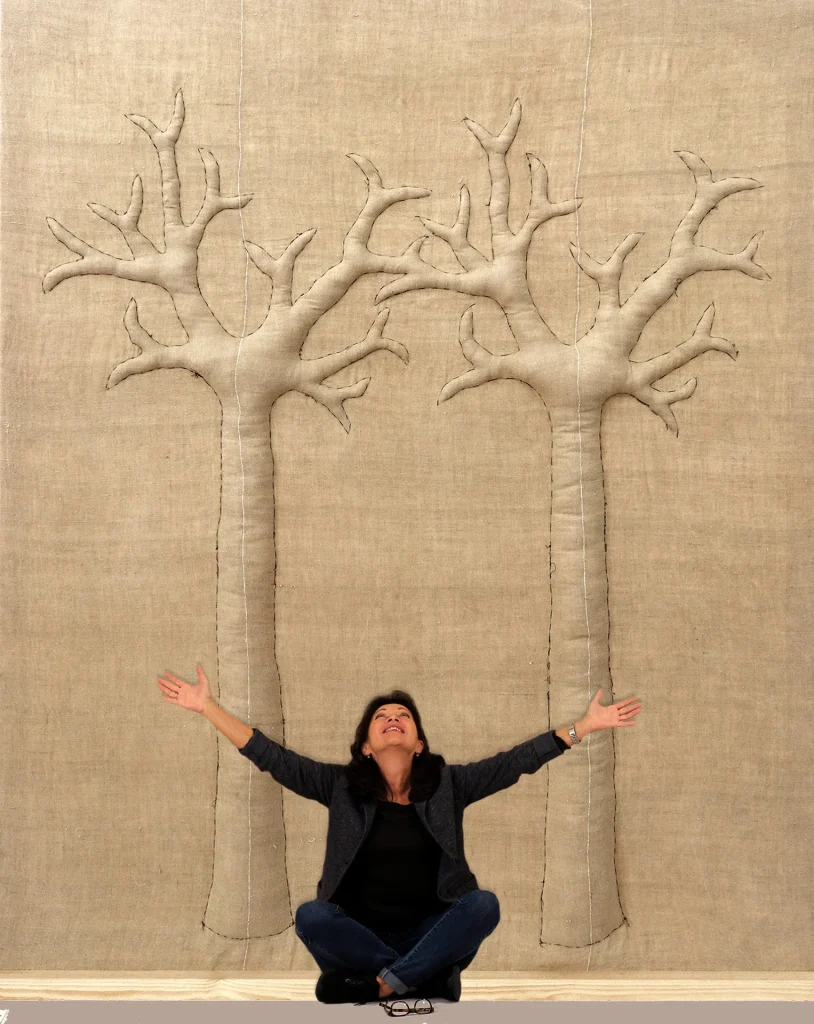 immagine per Enza Monetti - Fragile - tessuto di canapa antico, cotone, filo, imbottitura - 220x180x11 cm. - 2019