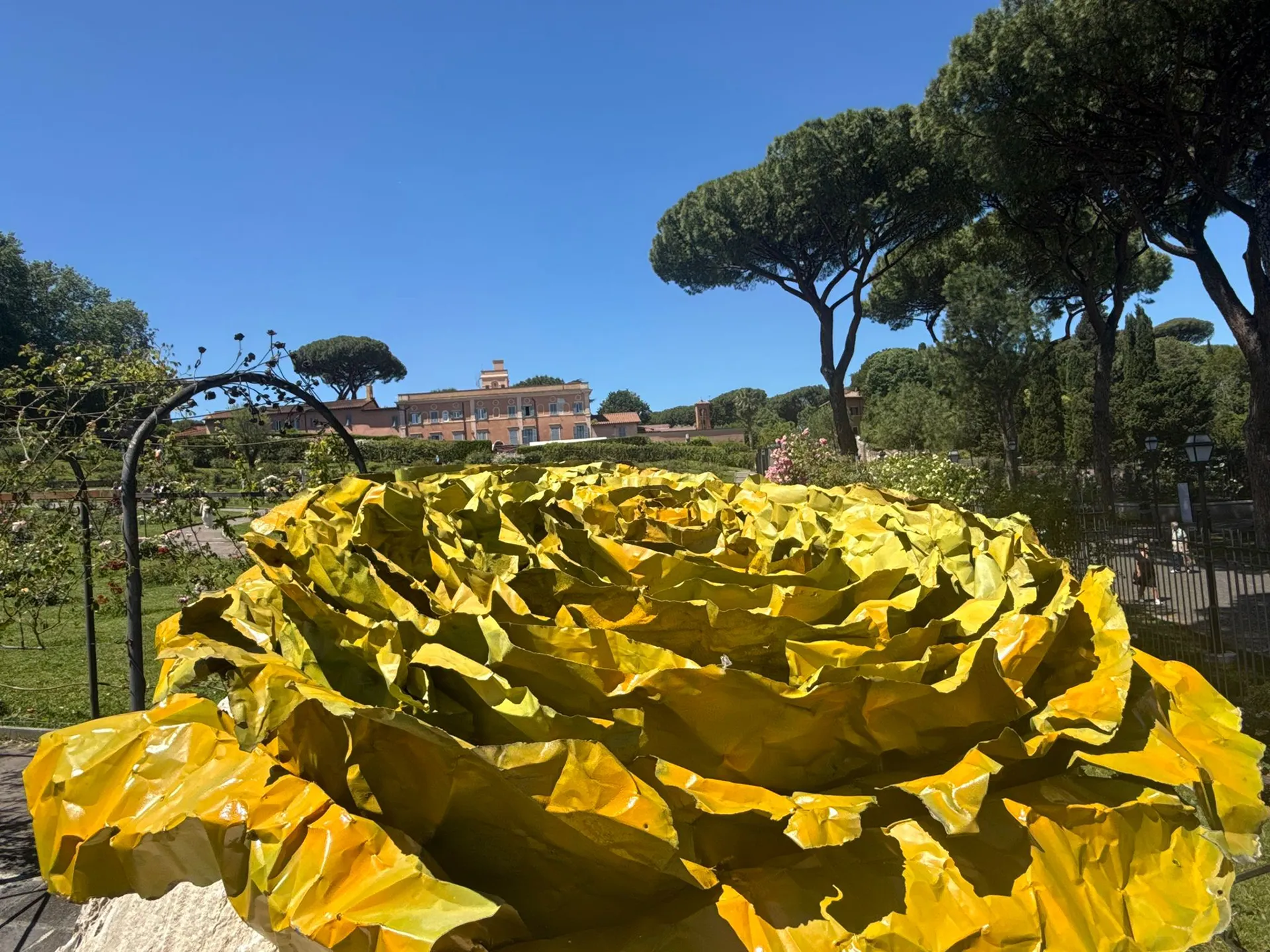 immagine per la scultura al Roseto Comunale di Roma: Quel che resta, di Francesca Leone