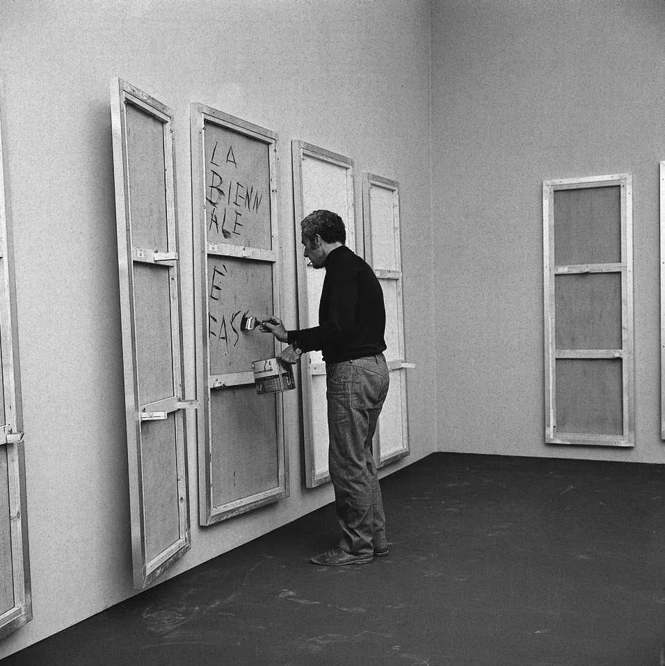 immagine per Gastone Novelli scrive La Biennale è fascista dietro una sua opera alla Biennale del 1968 che esporrà così rigirata