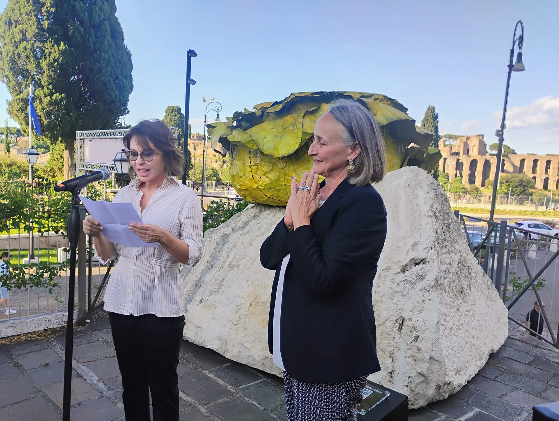 immagine per scultura al roseto comunale di Roma: Francesca Leone e l'Assessora all’Ambiente Sabrina Alfonsi