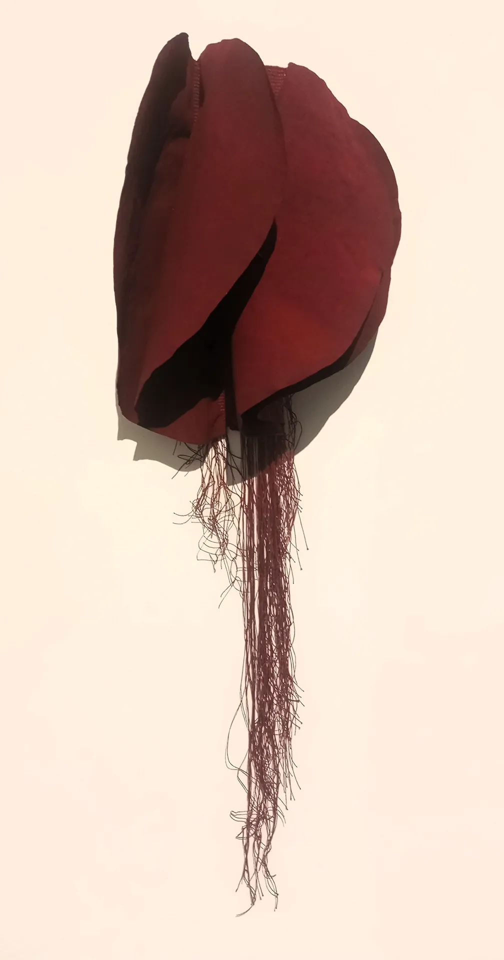 immagine per Luzzi .Red Shell 2025 - tessitura a telaio verticale corda di cotone cerato filo di lana tela tessuta a telaio orizzontale da Elvira Sollevanti Sebastiani Gubbio tintura tessuto