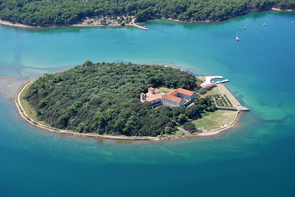 immagine per Il monastero di Santa Maria,isolotto nella baia di Punat (Ph. S. Bully, © MONACORALE)
