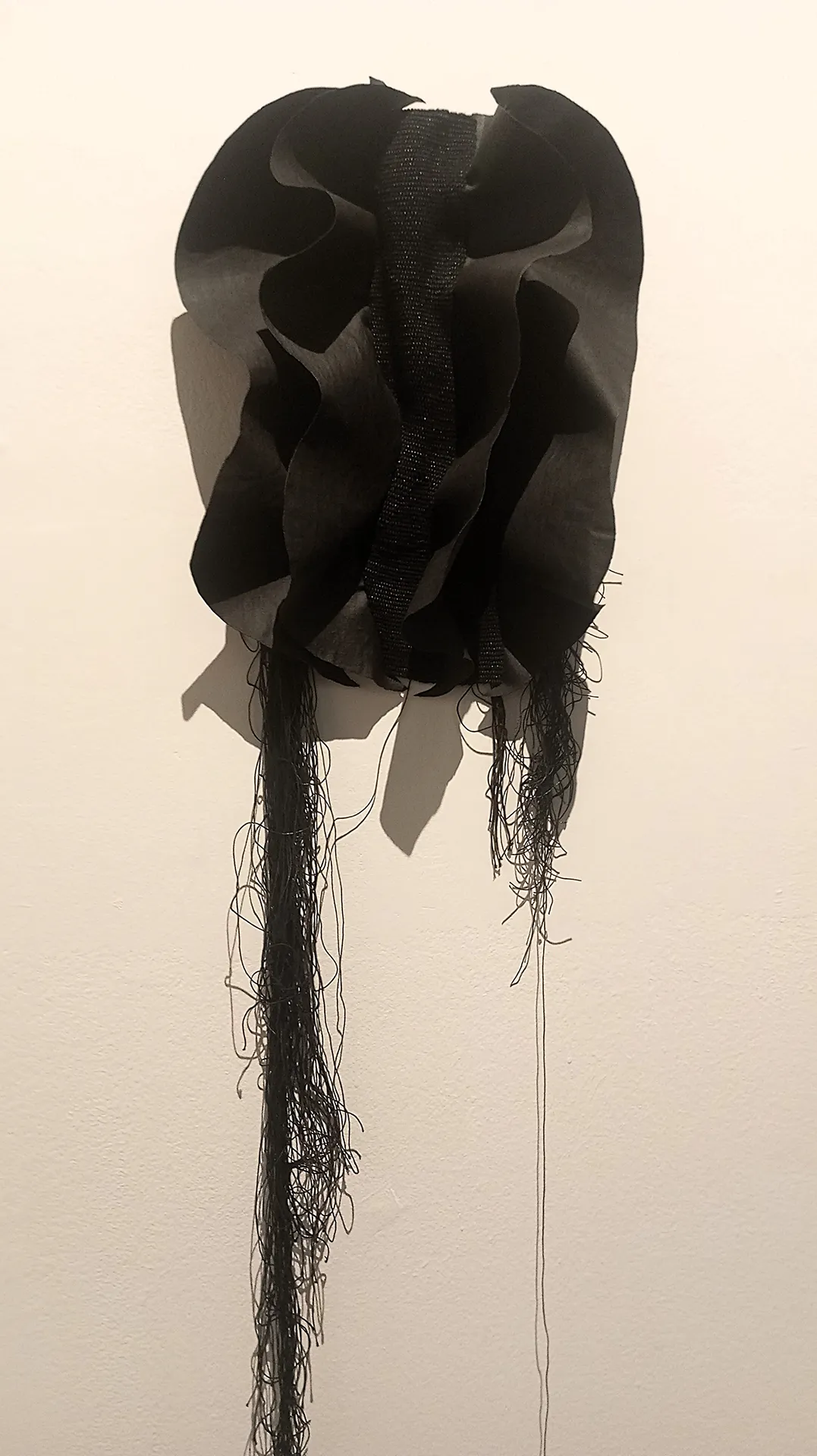 immagine per Luzzi. Black Shell. Dedicato a mio padre Mario - tessitura a telaio vertic. corda di cotone cerato filo di lana tela tessuta a telaio orizz. da Elvira Sollevanti Sebastiani Gubbio tintura tessuto