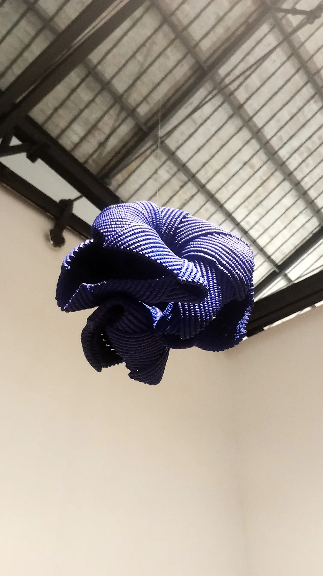 immagine per Luzzi. Blue Shell - Blue di Vettor Pisani - 2026 - tecnica sperimentale di annodatura corda di cotone pigmento blu dallo studio di Vettor Pisani