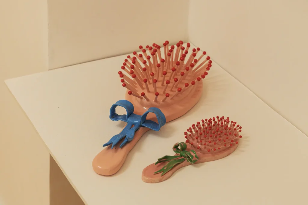 immagine per Alberto Maggini, Davide e Golia, 2026, dittico di ceramica smaltata, 30 x 15 cm; 15 x 8 cm. Installation view ULTRA FLAT, Fondazione Pastificio Cerere 2026. Courtesy Fondazione Pastificio Cerere. Credits: Carlo Romano.