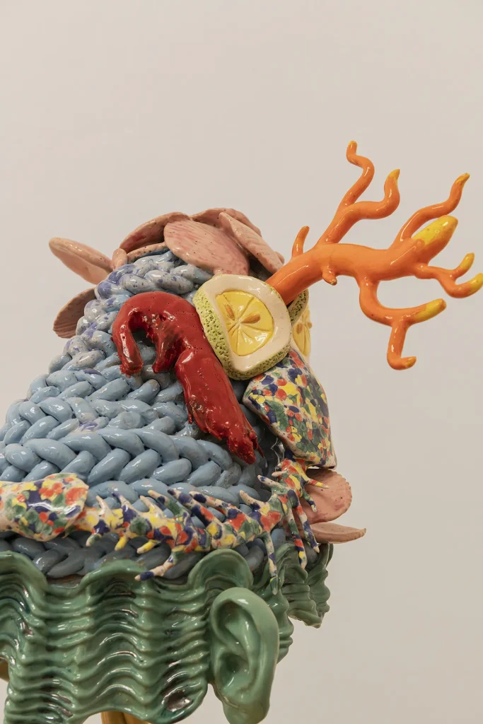 immagine per Alberto Maggini, dettaglio La Nascita della Rocaille, Sautè e Venere, 2025, ceramica smaltata, piedistallo in metallo, 57 x 28 x 22 cm. Installation view ULTRA FLAT, Fondazione Pastificio Cerere 2026. Courtesy Fondazione Pastificio Cerere. Credits: Carlo Romano.