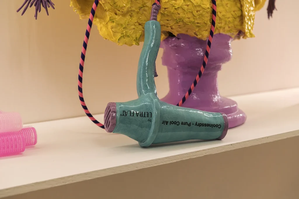 immagine per Alberto Maggini, dettaglio La serietà è una qualità molto ricercata nell’arte (Mr. Ananas), 2025, ceramica smaltata, filo elettrico ricoperto in tessuto, 52 x 70 x 30 cm. Installation view ULTRA FLAT, Fondazione Pastificio Cerere 2026. Courtesy Fondazione Pastificio Cerere. Credits: Carlo Romano.