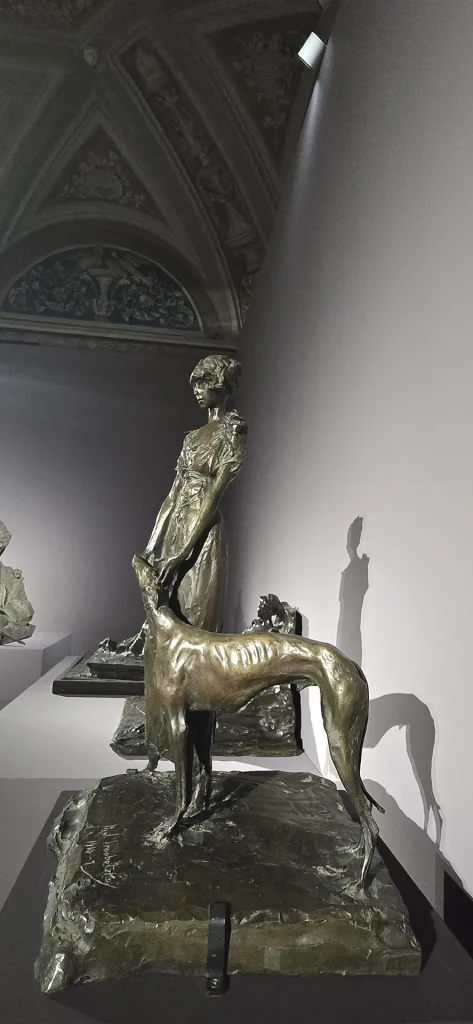 immagine per Fig. 21. Paul Troubetzkoy, La marchesa Luisa Casati con un levriero, particolare, 1913, bronzo, cm 58 x 33 x 32, collezione Lucile Audouy