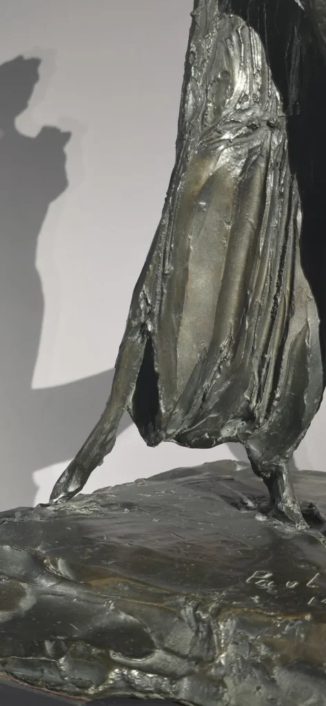 immagine per Fig. 23. Paul Troubetzkoy, La marchesa Luisa Casati con un levriero, particolare, 1913, bronzo, cm 58 x 33 x 32, collezione Lucile Audouy