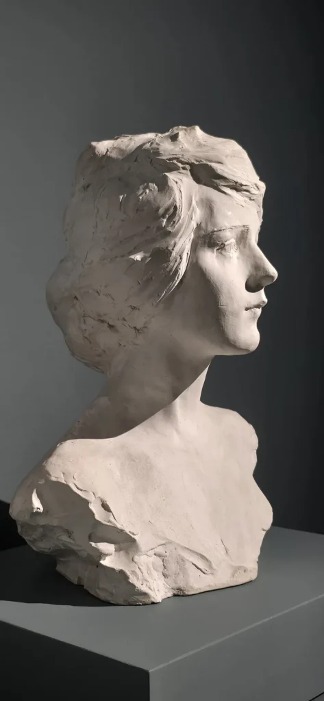 immagine per Fig. 2. Paul Troubetzkoy, Mary Pickford, 1918, circa, gesso, 45 × 35 × 26 cm. (Verbania, Museo del Paesaggio), esposta alla GAM. Foto: Floriana Conte