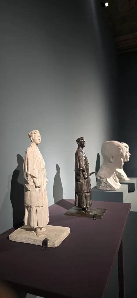 immagine per Fig. 4. Paul Troubetzkoy, Sessue Hayakawa (gesso, 1918; bronzo, 1921), Douglas Fairbanks (gesso, 1918), Mary Pickford, esposti alla GAM. Foto: Floriana Conte