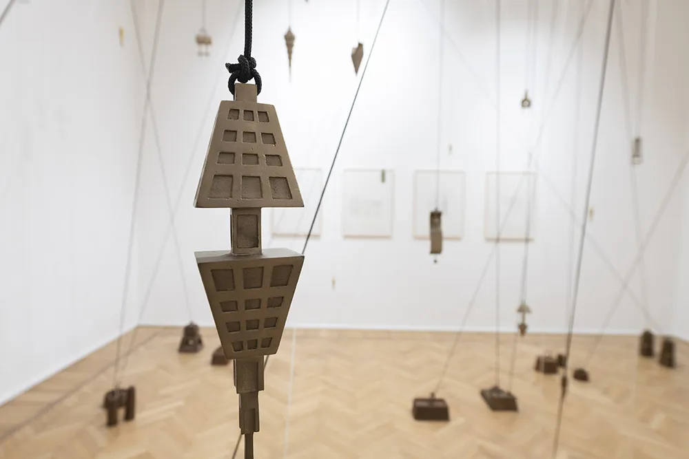 immagine per CARLOS GARAICOA, I giardini di Piranesi, veduta mostra, 2026 -dettaglio -Galleria CONTINUA, Roma -Ph. Giorgio Benni