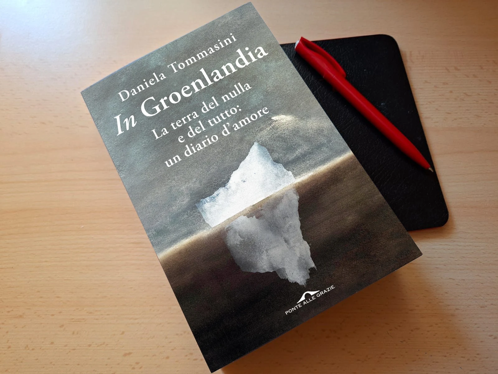 immagine copertina del libro In Groenlandia. La terra del nulla e del tutto: un diario d’amore, di Daniela Tommasini - edito da Ponte alle Grazie nel 2026