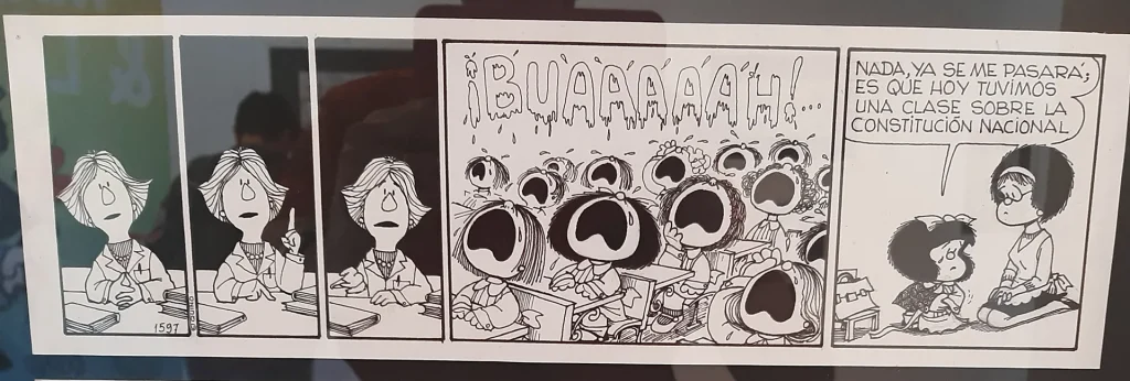 immagine per in una striscia di Mafalda esposta nell’Instituto Cervantes di Roma, Quino evidenzia il disprezzo per la Costituzione da parte dei governi golpisti.