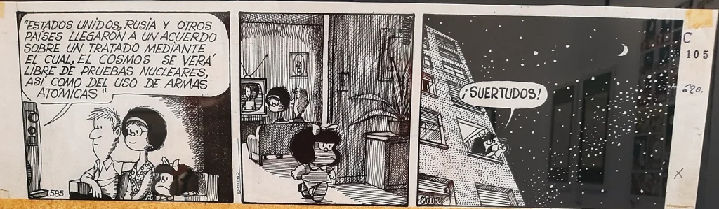 immagine per Quino alterna disegni e tratti tradizionali con inquadrature e grafiche più elaborate. Qui una striscia di Mafalda esposta nell‘Instituto Cervantes di Roma.